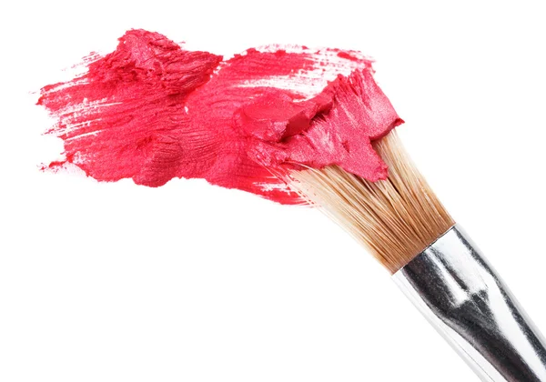 Pincelada de lápiz labial rojo (muestra) con pincel de maquillaje, aislado en el blanco —  Fotos de Stock