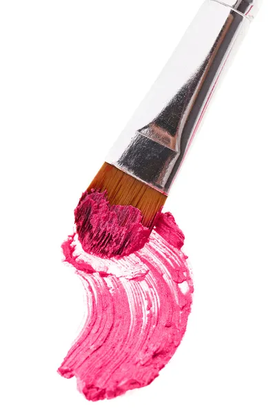 Pinker Lippenstift (Muster) mit Make-up-Pinsel, isoliert auf der Haut — Stockfoto