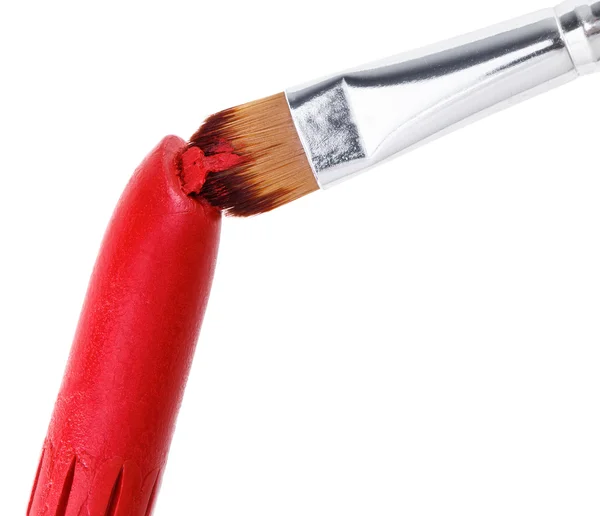 Brosse de maquillage poussée sur rouge à lèvres, isolée sur blanc — Photo