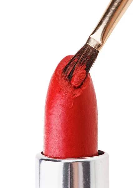 Кисть для макияжа нажимается на красную помаду, выделяется на белом — стоковое фото