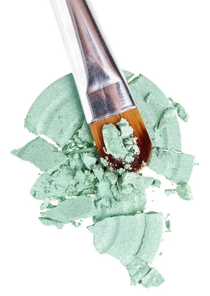Cepillo de maquillaje con sombra de ojos verde triturado, aislado en ma blanca — Foto de Stock