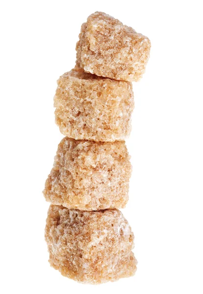 Algunos terrones de azúcar de caña marrón, aislados en blanco — Foto de Stock