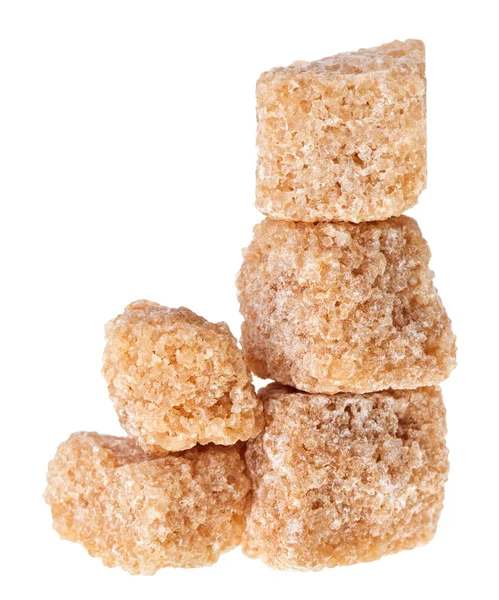 Alguns cubos de açúcar de cana-de-açúcar marrom, isolado em branco — Fotografia de Stock
