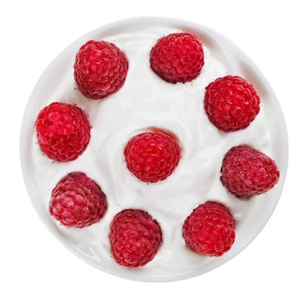 Red ripe raspberry fruit in small round plate with sour cream, i — Stock Photo, Image