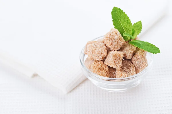 Martwa natura z ryczałtu cukier trzcinowy, w białe płótno tabela skrzepu — Zdjęcie stockowe