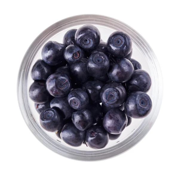 Blåbär frukt i genomskinligt glas, isolerad på vita makro — Stockfoto