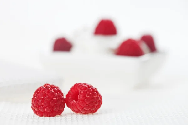 흰 리넨 테이블 피복에 딸기의 쌍 정 공동 — 스톡 사진