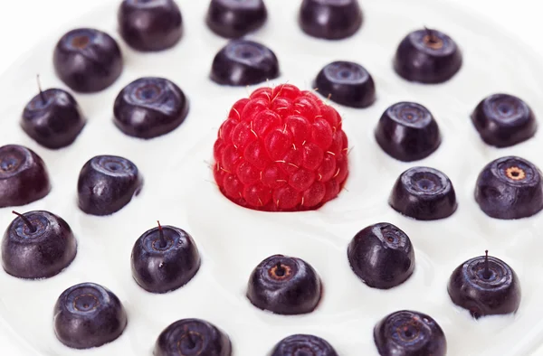 Röda hallon och blå blåbär med gräddfil, mat bakgrund — Stockfoto