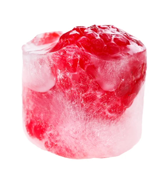 Frambuesa roja dentro del cubo de hielo derretido, aislada en blanco — Foto de Stock
