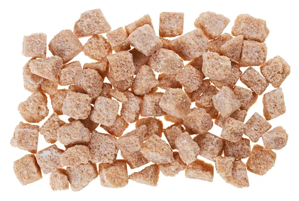 Багато коричневих кубиків цукру з пучками тростини ізольовані на білому, харчовий фон — стокове фото