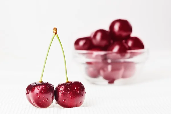 Stilleven met paar rode NAT cherry groenten en glazen kom, op — Stockfoto
