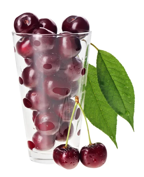 Röda färska våta körsbär frukter i genomskinligt glas, isolerad på wh — ストック写真
