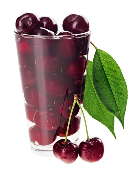 Rode vers natte cherry fruit in transparant glas, geïsoleerd op wh — Stockfoto