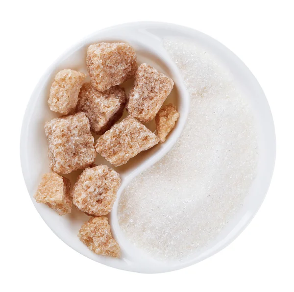 Καφέ εφάπαξ ζάχαρη από ζαχαροκάλαμο, σε σχέση με λευκή μία στο Γιανγκ Γιν σχήμα πλάκα, — Φωτογραφία Αρχείου