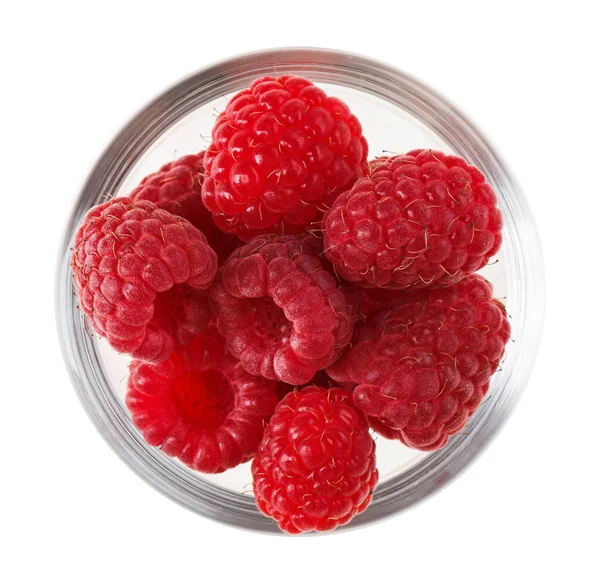 Rode rijpe frambozen vruchten in transparant glas, geïsoleerd op wit — Stockfoto