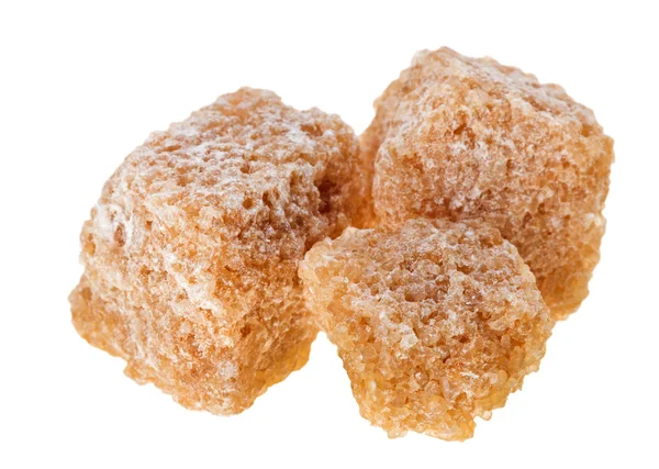 Tre cubetti di zucchero di canna grumo marrone, isolati su bianco — Foto Stock