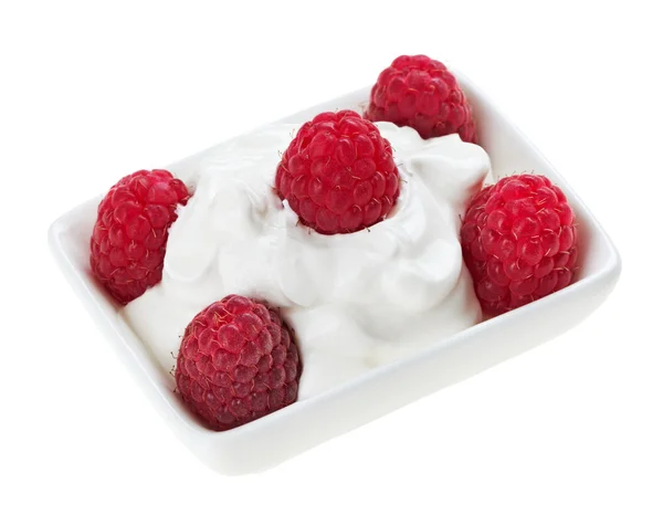 Framboesa madura vermelha fruta em prato quadrado pequeno com creme azedo , — Fotografia de Stock