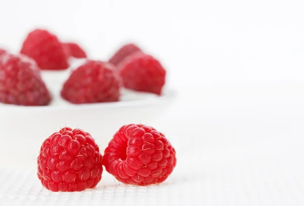 Still life with pair of raspberry on white linen table cloth, co — Stock Photo, Image