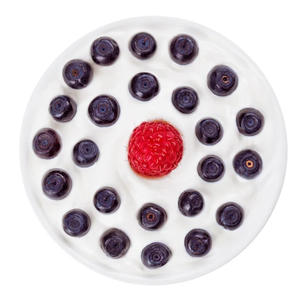 Красная малина и голубая черника в маленькой круглой тарелке с кислым С — стоковое фото