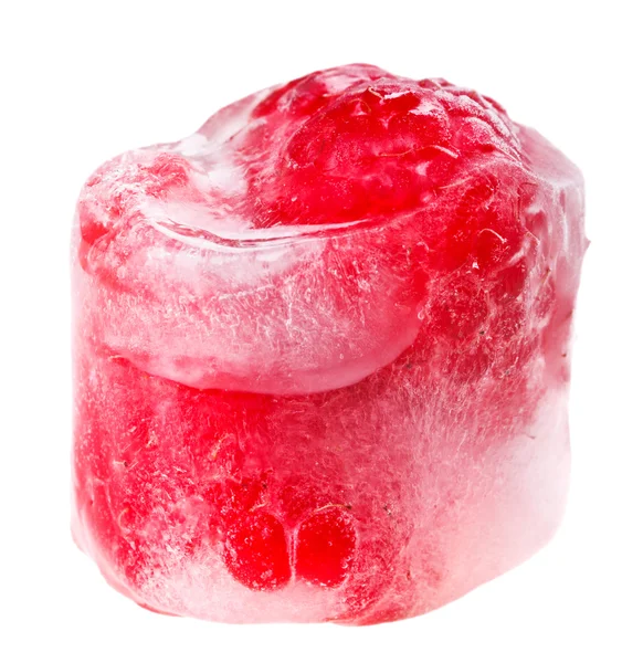 Framboesa vermelha dentro do cubo de gelo derretido, isolada em branco — Fotografia de Stock