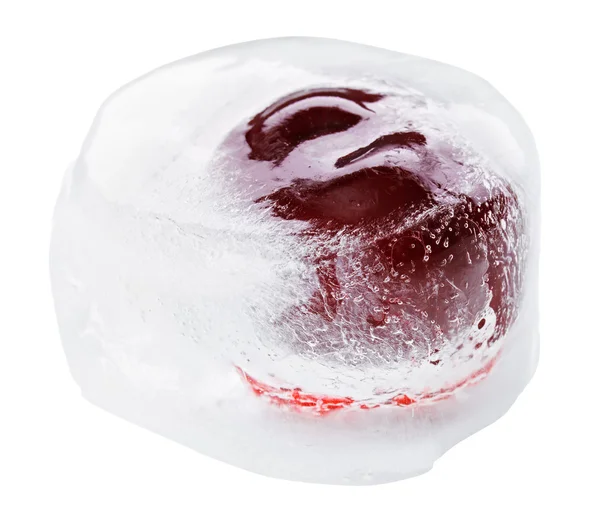 Ice cube, üzerinde beyaz izole erime içinde kırmızı tatlı kiraz — Stok fotoğraf