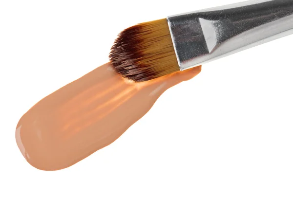 Pincelada de maquillaje de base líquida beige con cepillo, aislada en wh — Foto de Stock