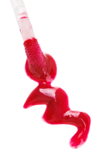 Красная жидкость блеск для губ с кистью, изолированные на белом — стоковое фото