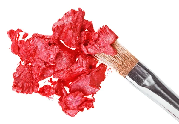 Rode lippenstift beroerte (voorbeeld) met make-up borstel, geïsoleerd op whit — Stockfoto