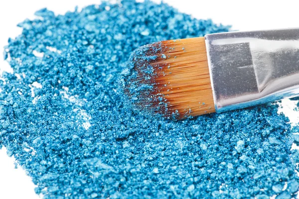 Make-up borstel met blauwe geplette oogschaduw — Stockfoto