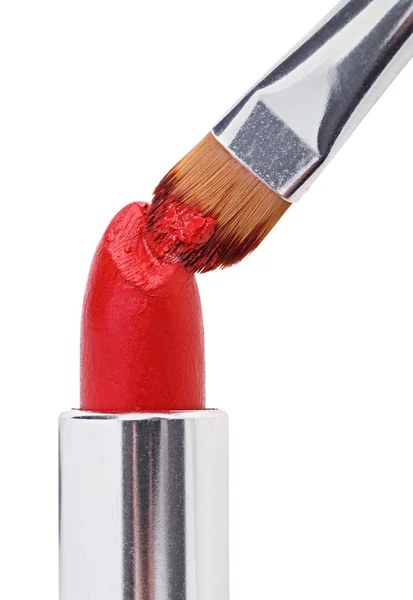 Pincel de maquiagem empurrado no batom vermelho, isolado no branco — Fotografia de Stock