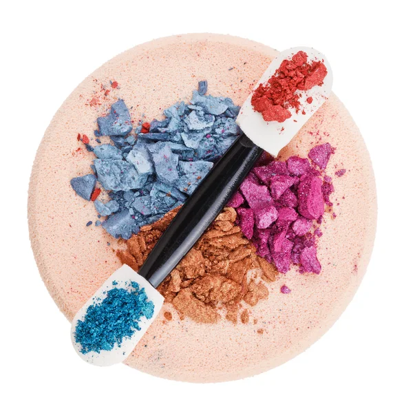 Hoop van gebroken multicolor oogschaduw over make-up spons, geïsoleerd — Stockfoto