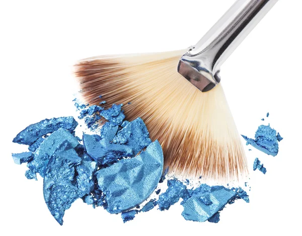 Maquillaje cepillo ancho con sombra de ojos aplastado azul, aislado en whit —  Fotos de Stock