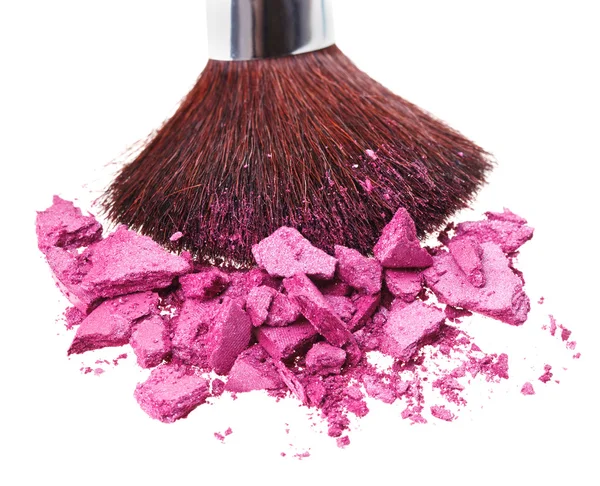 Pincel de maquiagem com sombra roxa esmagada, isolado em m branco — Fotografia de Stock