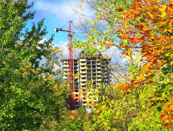 stock image Building of an apartment house against an autumn background