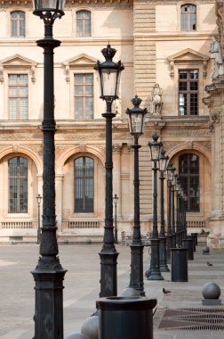 louvre mahkeme bahçesinde eski fenerler