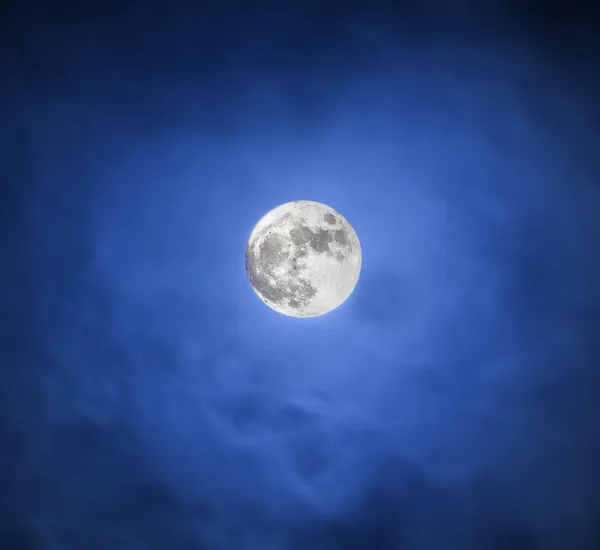 La lune dans le ciel nocturne bleu foncé — Photo