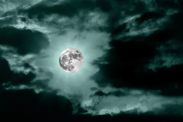 Månen i mörk blå natthimlen — Stockfoto
