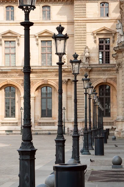 Древние фонари во дворе Лувра — стоковое фото
