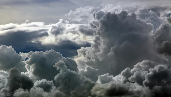 Бурхлива чорні хмари — стокове фото