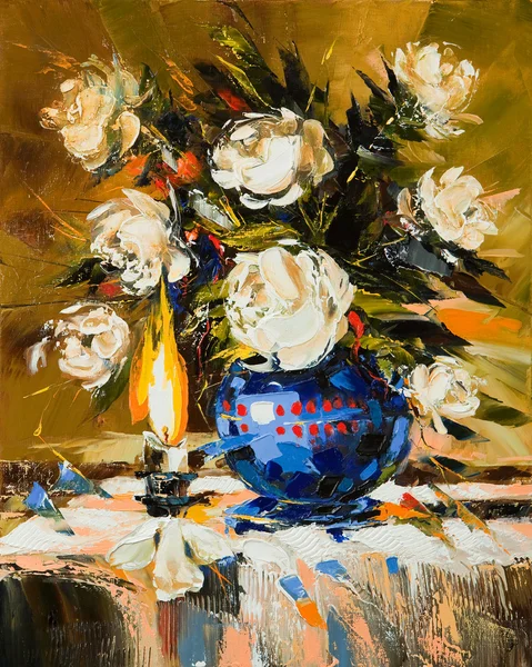 Ramo de flores blancas en jarrón azul oscuro — Foto de Stock