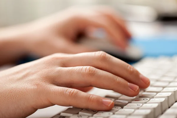 Segurando a mão do mouse digitando teclado do computador — Fotografia de Stock