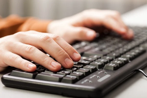 Hand typing computer keyboard — Stock Photo, Image