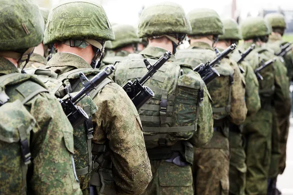 Soldatenreihe in Uniform — Stockfoto