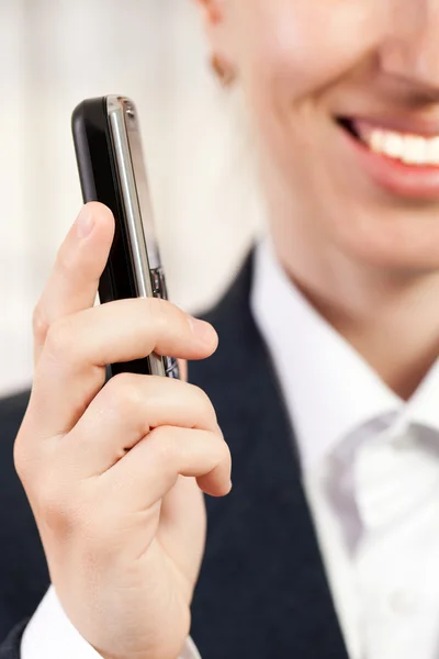 Мобильный телефон в женской руке — стоковое фото