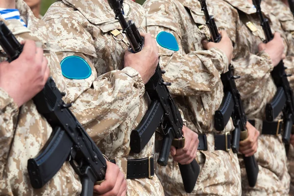 Katonai egységes katona sorban — Stock Fotó