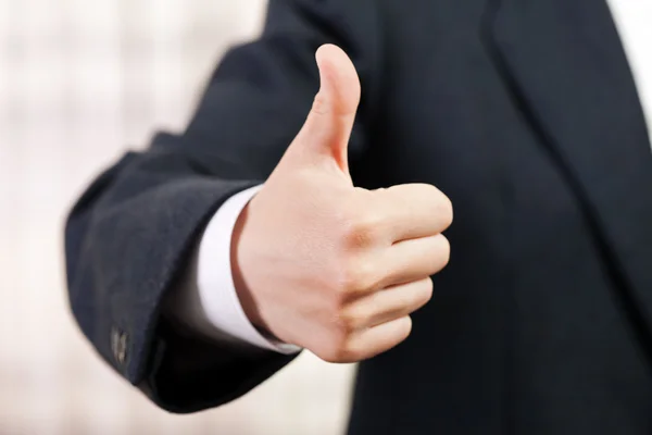 Tummen upp framgång tecken gest — Stockfoto