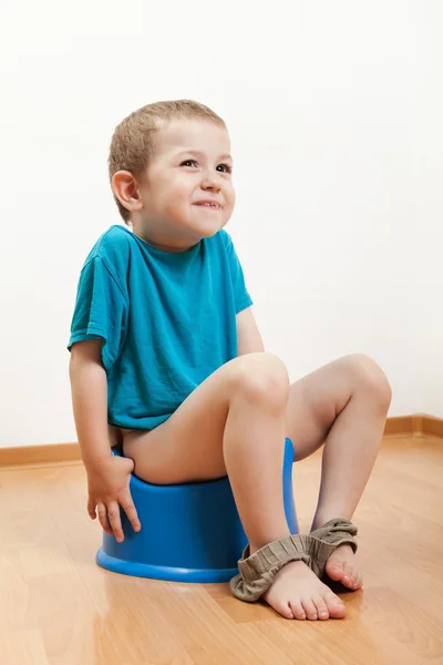 Ребенок сидит на унитазе — стоковое фото