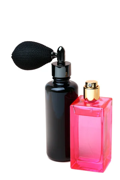 Beyaz arka planda siyah ve pembe parfüm şişeleri. — Stok fotoğraf
