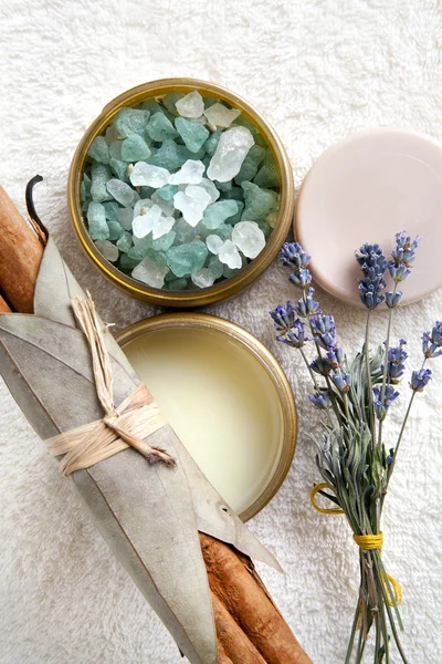 Spa sammansättning med bad salt, fuktighetskräm, runda soap bar, lavendel blo — Stockfoto