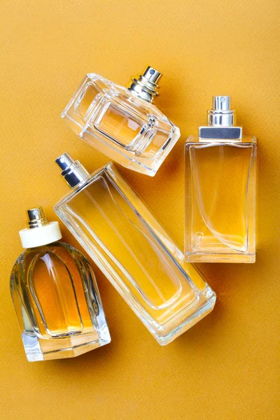 Sarı parfüm şişeleri — Stok fotoğraf